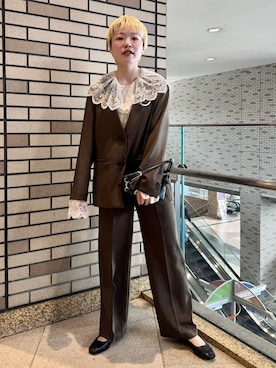 「SHIPS（シップス）の〈手洗い可能〉TSUMUGITO シャーク ツイード タック パンツ（その他パンツ、ブラウン系）」を使った、西平さん（レディース・160cm）の春コーディネート