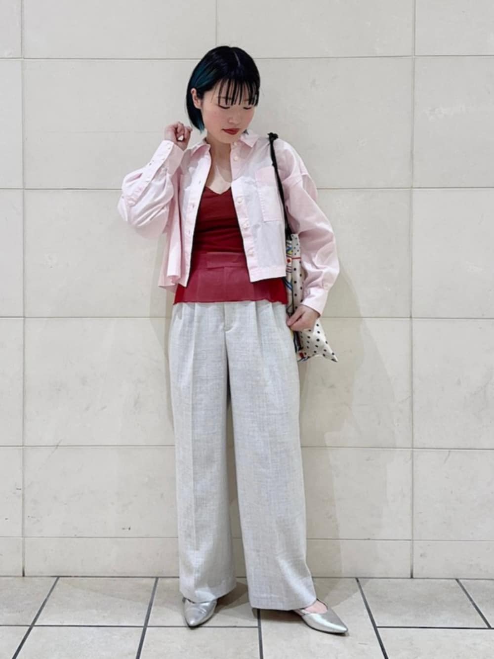 「SHIPS、SHIPS for women、シップス、シップス フォー ウィメン(SHIPS for women)、クロップドシャツ、ワイドパンツ、チュール、春コーデ、大人カジュアル、きれいめカジュアル」｜「FAEDAのFAEDA:スリング バック フラット シューズ（パンプス、シルバー系）」を使った、西平さん（レディース・160cm）の春コーディネートの1枚目の写真