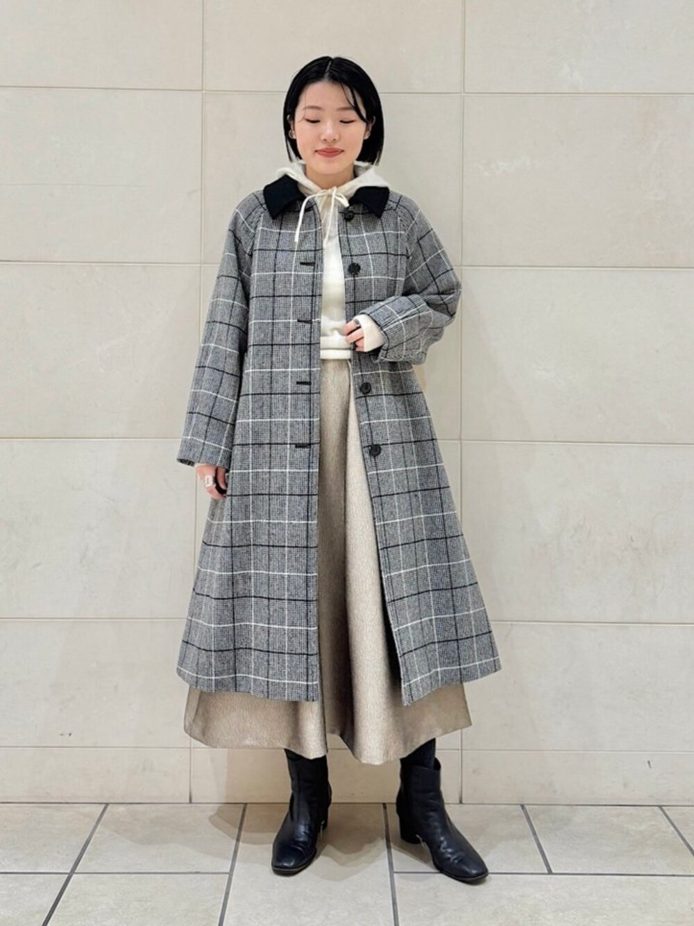 「SHIPS、SHIPS for women、シップス、シップス フォー ウィメン(SHIPS for women)、ステンカラーコート、ロングコート、フレアスカート、大人カジュアル、きれいめカジュアル、冬コーデ、冬アウター」｜「SHIPSのLA TORRE: チェック ステンカラー コート（ステンカラーコート、ブラック系）」を使った、西平さん（レディース・160cm）の冬コーディネートの1枚目の写真