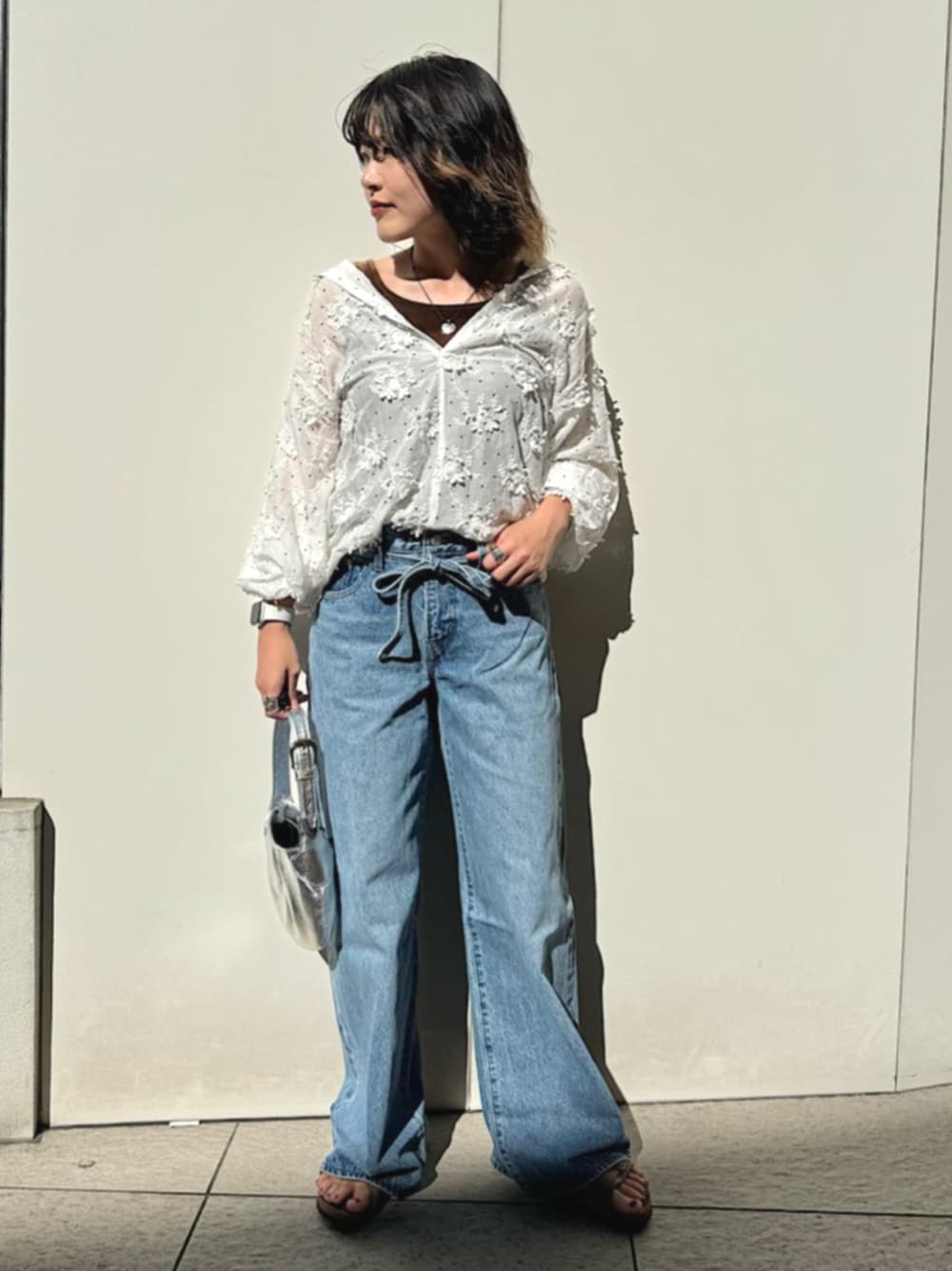 「シップス、シップス フォー ウィメン(SHIPS for women)、SHIPS、SHIPS for women、Levi's、デザインブラウス、ベロア、デニム、ワイドストレートデニム、ハンドバッグ」｜「Levi'sのLevi’s:XL STRAIGHT（デニムパンツ、ブルー系）」を使った、西平さん（レディース・160cm）の秋コーディネートの1枚目の写真