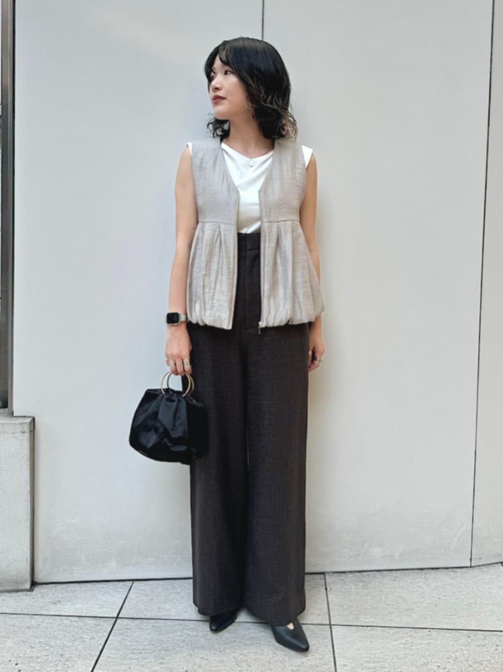 「シップス、シップス フォー ウィメン(SHIPS for women)、SHIPS、SHIPS for women、ジレ、ノースリーブ、ハンドバッグ、オトナ女子」｜「kaeneのkaene:リングハンドルバッグ（ハンドバッグ、ブラック系）」を使った、西平さん（レディース・160cm）の秋コーディネートの1枚目の写真