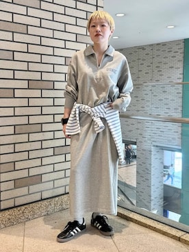 「SHIPS（シップス）のNINE CASE:〈洗濯機可能〉裏毛 スウェット ワンピース（ワンピース、グレー系）」を使った、西平さん（レディース・160cm）の春コーディネート