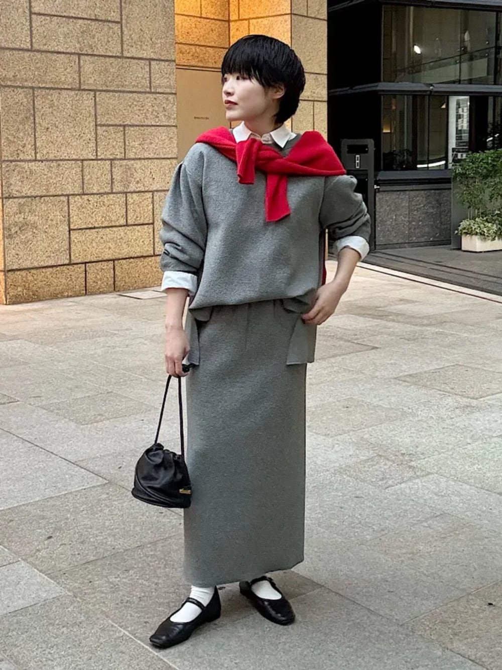 ホワイト系のシャツ/ブラウス、グレー系のその他トップス、グレー系のスカートを着用したレディースの春コーディネートの1枚目の写真