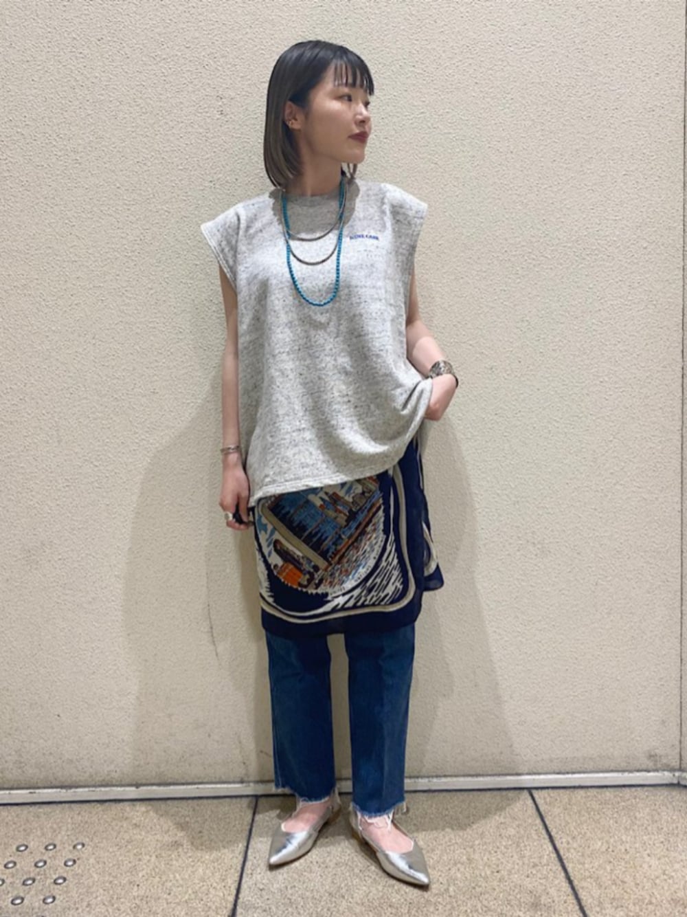 「SHIPS、SHIPS for women、シップス フォー ウィメン(SHIPS for women)、デニム、スカーフ、スカーフアレンジ」｜「FAEDAのFAEDA:スリング バック フラット シューズ（パンプス、シルバー系）」を使った、西平さん（レディース・160cm）の春コーディネートの1枚目の写真