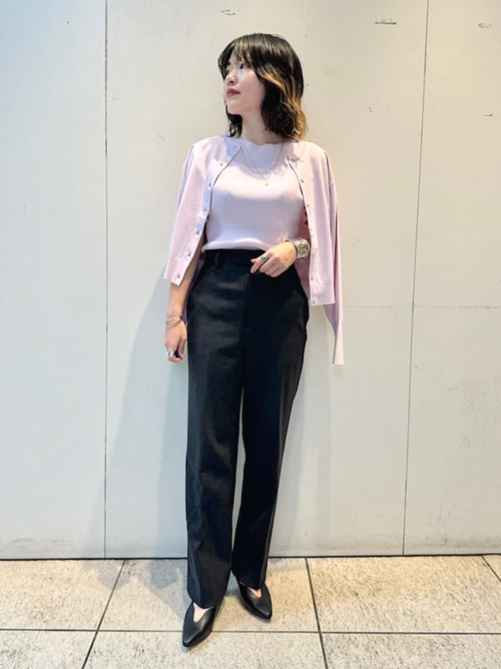 「SHIPS、SHIPS for women、シップス、シップス フォー ウィメン(SHIPS for women)、リブニット、ボートネック、カーディガン、センタープレスパンツ、パンプス、きれいめコーディネート、秋コーデ」｜「SHIPSのレイヤード コイン ネックレス（ネックレス、ゴールド系）」を使った、西平さん（レディース・160cm）の秋コーディネートの1枚目の写真