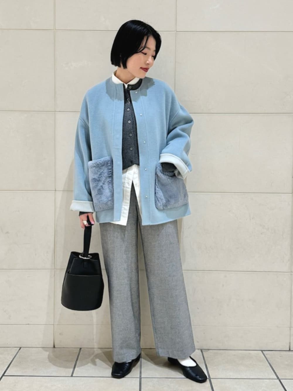 「SHIPS、SHIPS for women、シップス、シップス フォー ウィメン(SHIPS for women)、ノーカラーコート、リバーシブルコート、リバーシブル、ファー、カーディガン、ワンハンドルバッグ」｜「SHIPSのリバー ファー ポケット コート（ノーカラーコート、ブルー系）」を使った、西平さん（レディース・160cm）の冬コーディネートの1枚目の写真