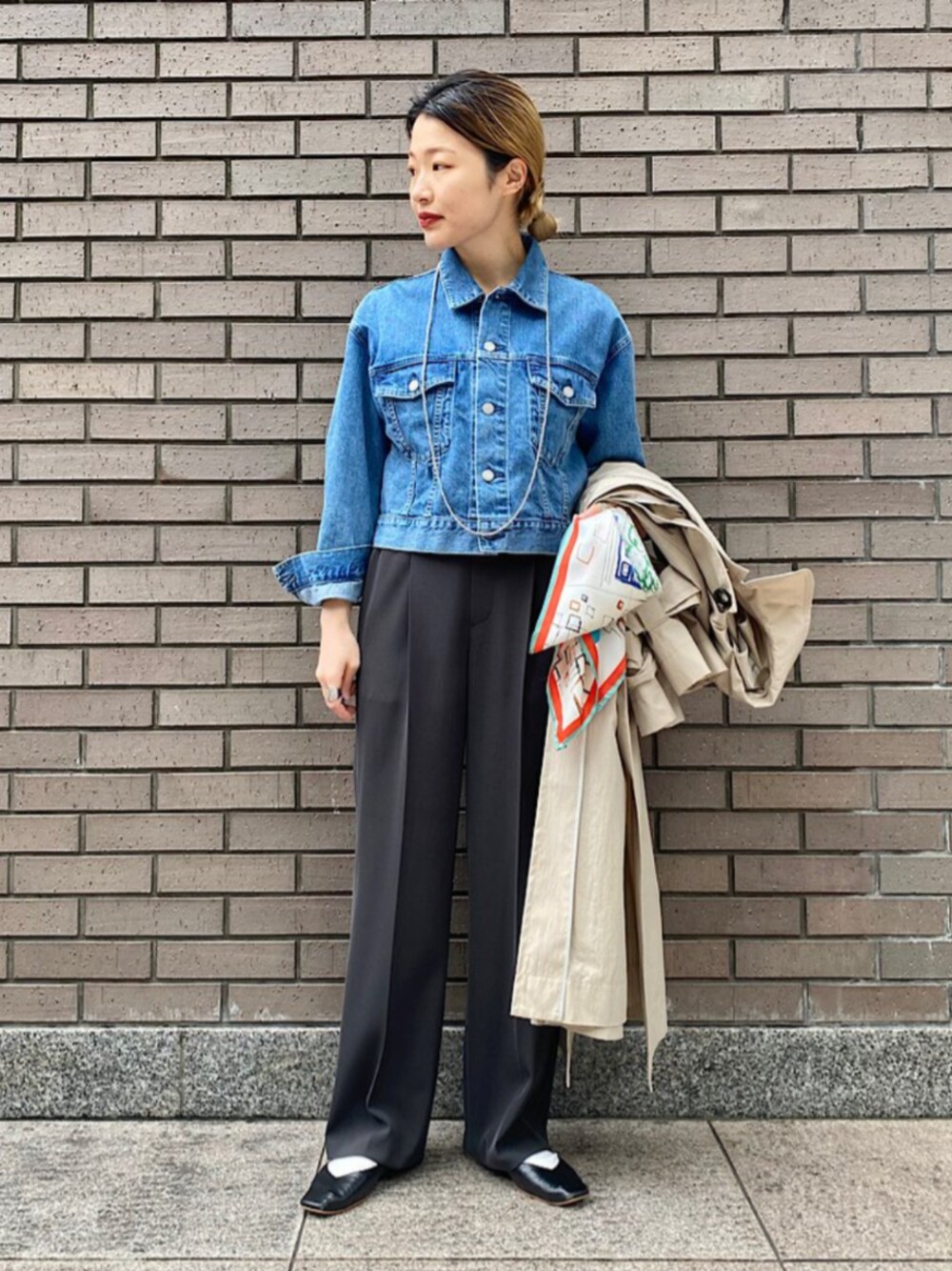 「SHIPS、SHIPS for women、シップス フォー ウィメン(SHIPS for women)、デニムジャケット、ステンカラーコート、スカーフ、ストレートパンツ」｜「SHIPSの〈洗濯機可能〉クロップド デニム ジャケット ◇（デニムジャケット、ブルー系）」を使った、西平さん（レディース・160cm）の冬コーディネートの1枚目の写真