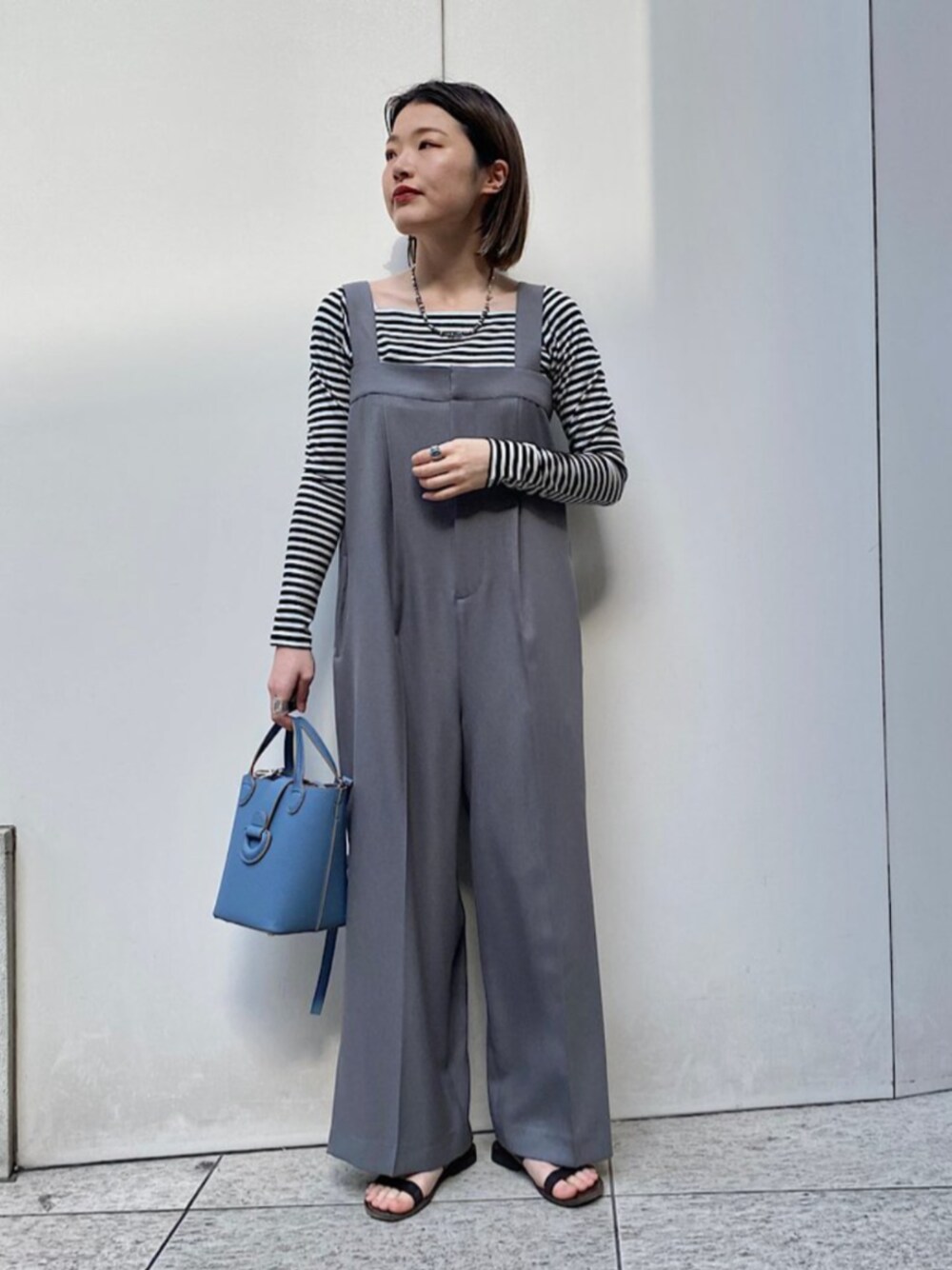 「SHIPS、SHIPS for women、シップス フォー ウィメン(SHIPS for women)、サロペット、大人カジュアル、春コーデ、ボーダー、ハンドバッグ」｜「SHIPSのミニ キューブ トート◇（ショルダーバッグ、ブルー系）」を使った、西平さん（レディース・160cm）の春コーディネートの1枚目の写真