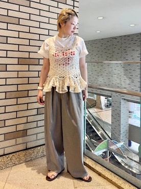 「SHIPS（シップス）の〈手洗い可能〉トロ ピン ストライプ ウエスト ギャザー パンツ（その他パンツ、グレー系）」を使った、西平さん（レディース・160cm）の春コーディネート