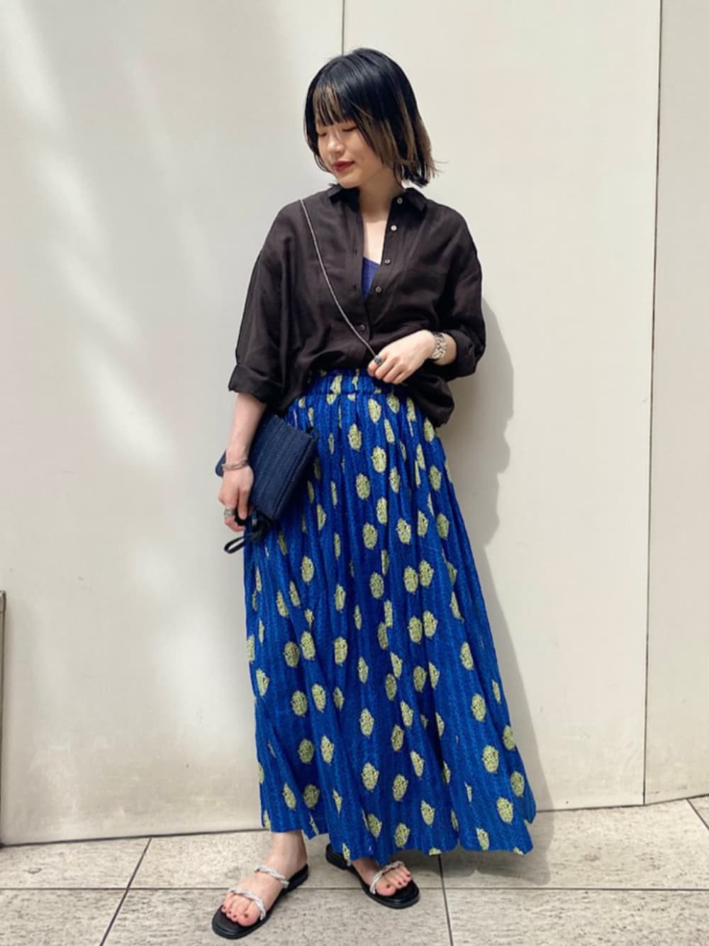 「SHIPS、SHIPS for women、シップス フォー ウィメン(SHIPS for women)、ギャザースカート、ロングスカート、プリントスカート、シャツスタイル、サンダル」｜「NICOLAS LAINASのNICOLAS LAINAS:ビジュー サンダル（サンダル、シルバー系）」を使った、西平さん（レディース・160cm）の夏コーディネートの1枚目の写真