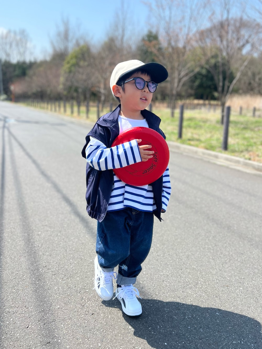 ブルー系のTシャツ/カットソー、ブルー系のベスト、ブルー系のデニムパンツを着用したレディースの春コーディネートの1枚目の写真
