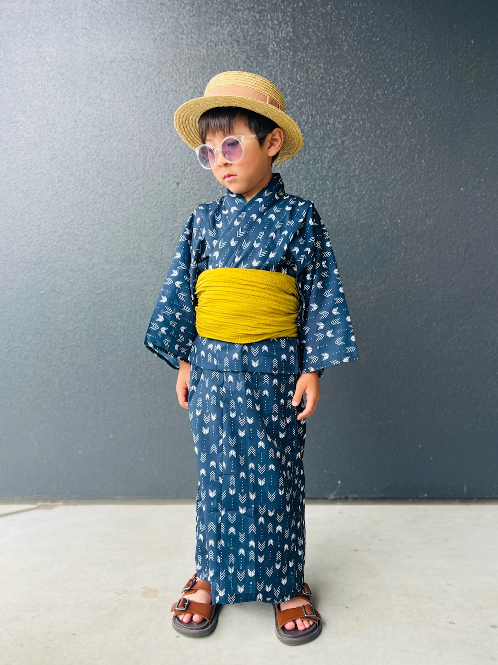 「夏ルックで気分アップ、浴衣、浴衣コーデ、浴衣男子、夏祭り、夏コーデ、サンダル、サングラス、カンカン帽、麦わら帽子、お出かけコーデ、休日スタイル、ネイビー」｜「pairmanonの【リンクコーデ】ユニセックス浴衣 兵児帯2点セット（浴衣、ブルー系）」を使った、muguさん（キッズ・110cm）の夏コーディネートの1枚目の写真