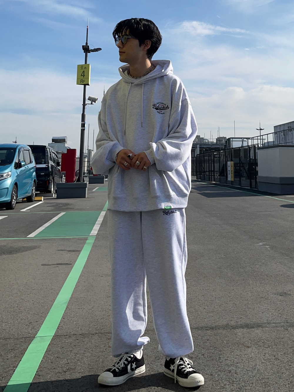 グレー系のパーカー、グレー系のその他パンツを着用したメンズの冬コーディネートの1枚目の写真