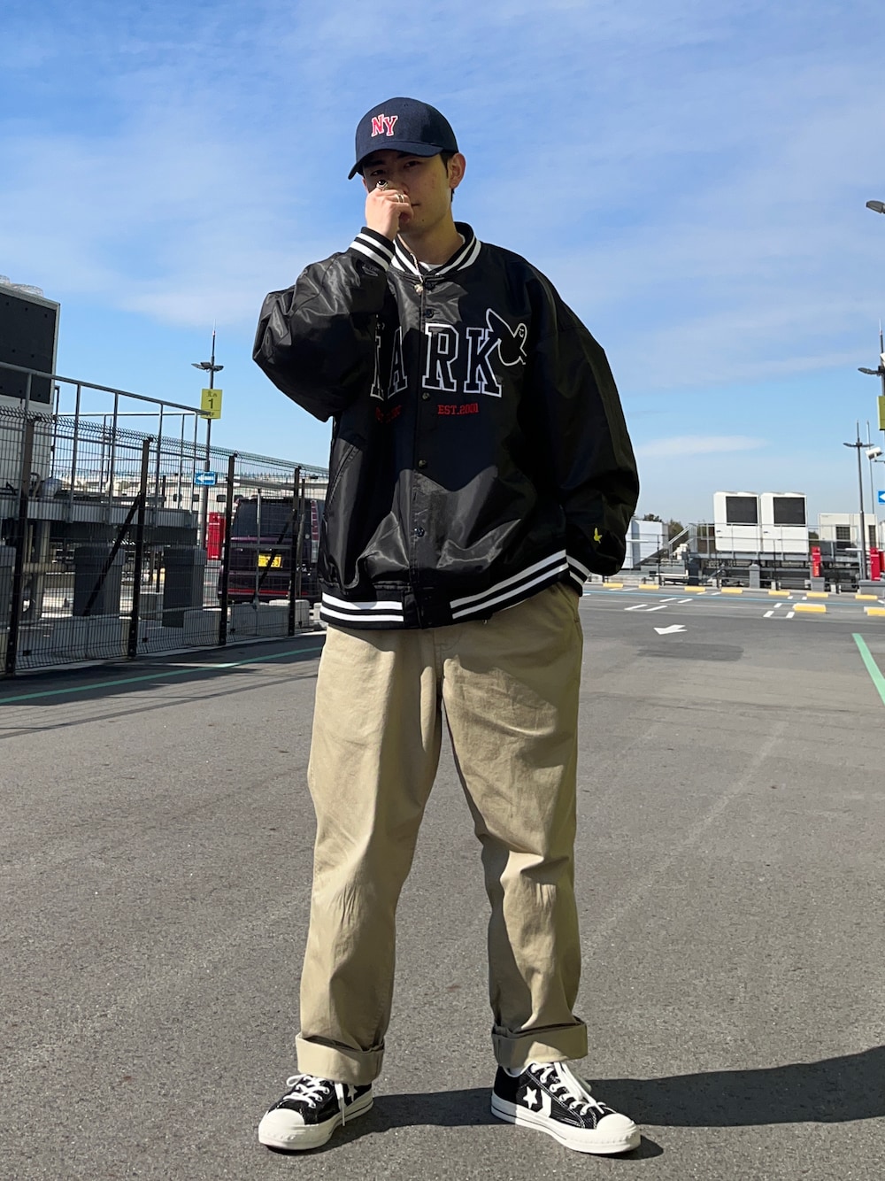 ブラック系のスタジャンを着用したメンズの冬コーディネートの1枚目の写真