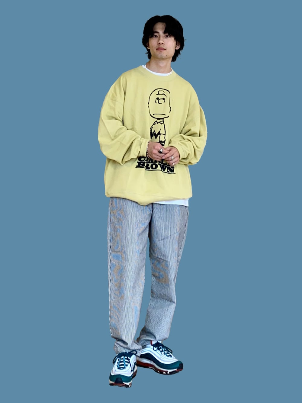 イエロー系のスウェットを着用したメンズの秋コーディネートの1枚目の写真