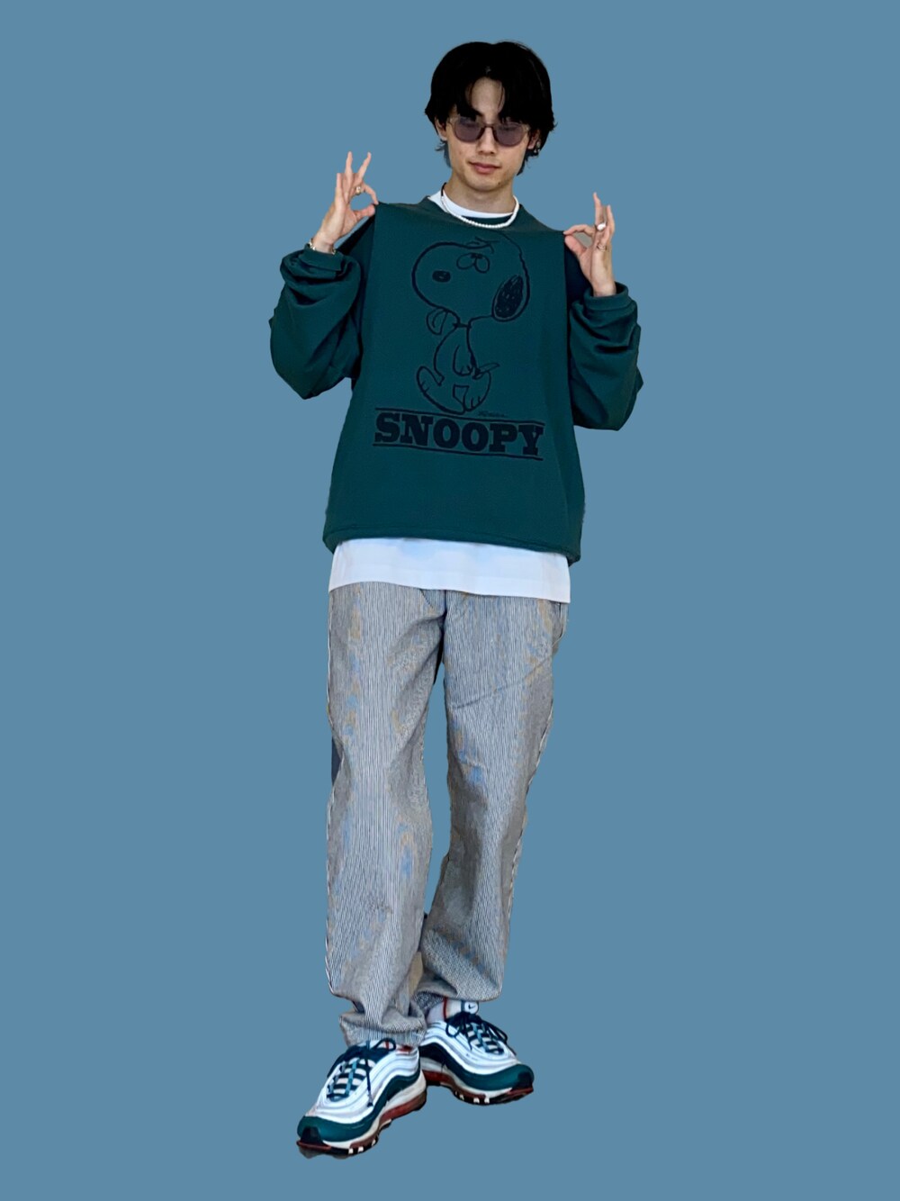 グリーン系のスウェットを着用したメンズの秋コーディネートの1枚目の写真