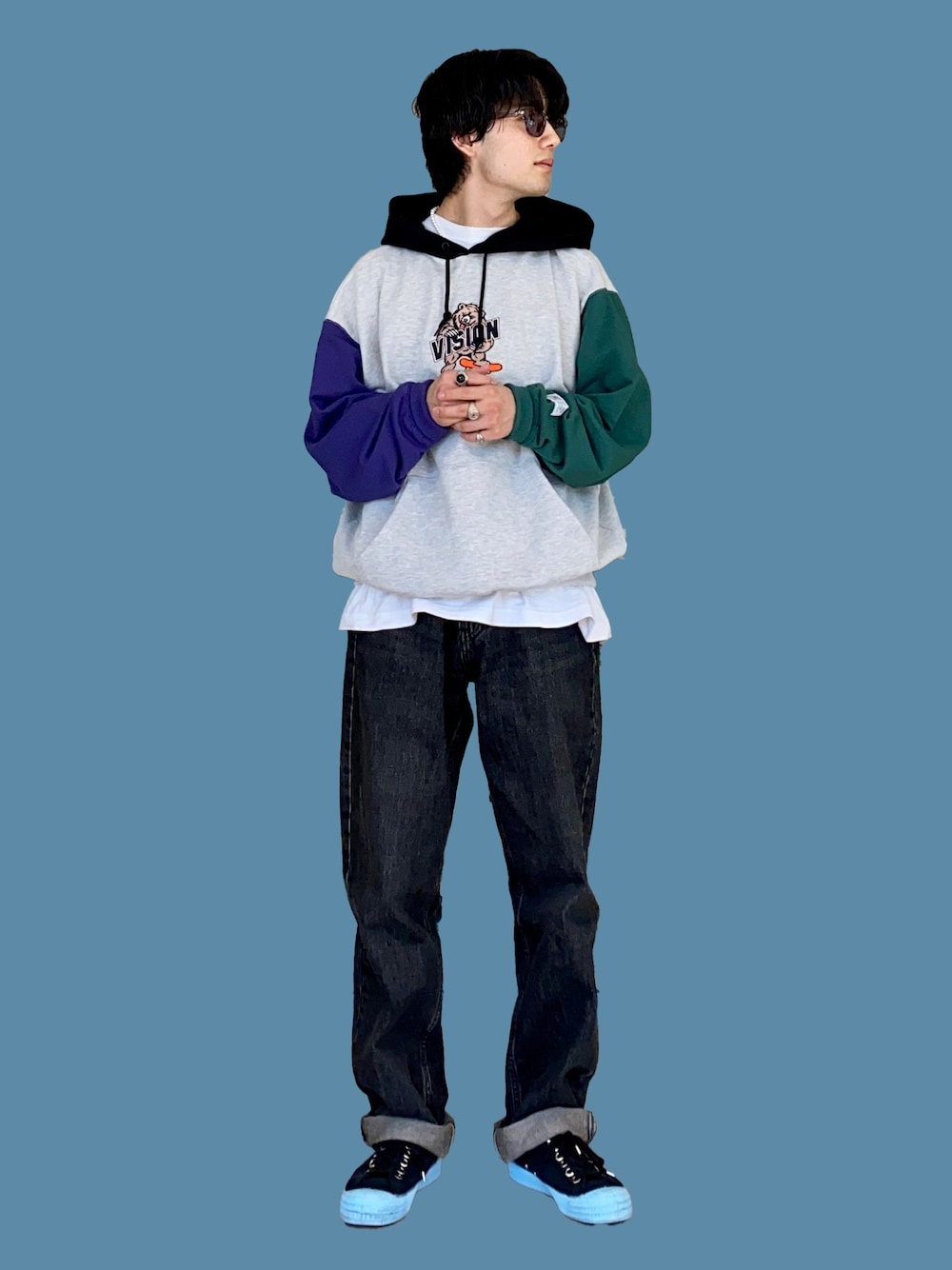 グリーン系のパーカーを着用したメンズの秋コーディネートの1枚目の写真