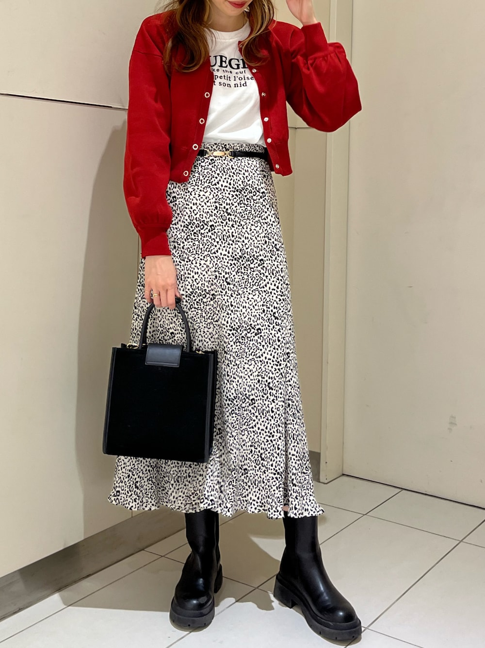 「秋のコーデ、大人カジュアル、シンプルコーデ、大人ガーリー、レオパード、カーディガン、ロゴT、サイドゴアブーツ、へザー」｜「Heatherのボリュームサイドゴアブーツ　959471（ブーツ、ブラック系）」を使った、marikoさん（レディース・166cm）の秋コーディネートの1枚目の写真