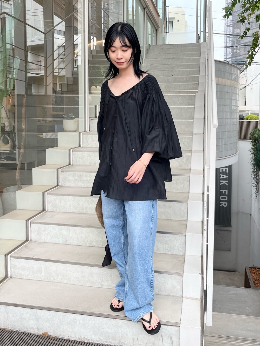 「ルージュ･ヴィフ ラクレ(Rouge vif la cle)、ルージュヴィフ、Rougevif、Rouge vif la cle(Rouge vif la cle)、ブラウス、ブラウス×デニム、アッパーハイツ、upper hights、デニム、ストレートデニム、オトナカジュアル、きれいめカジュアル、夏コーデ、お出かけコーデ、大人コーデ」｜「upperhightsの【upper hights/アッパーハイツ】THE OLIVIA　リラックスワイドストレート（デニムパンツ、ブルー系）」を使った、くろさん（レディース・160cm）の夏コーディネートの1枚目の写真