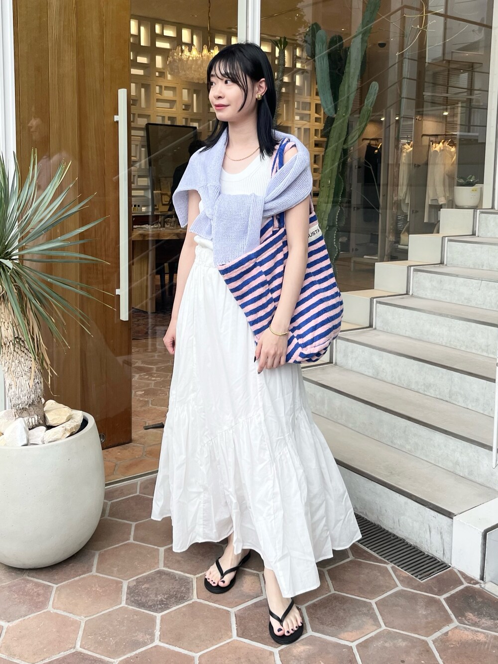 「夏コーデ、スカート、ホワイトコーデ、ワントーンコーデ、オトナカジュアル、きれいめカジュアル、お出かけコーデ、タンクトップ、サンダル、シンプルコーデ、メッシュニット、ルージュ･ヴィフ ラクレ(Rouge vif la cle)、ルージュヴィフ、Rougevif、Rouge vif la cle(Rouge vif la cle)」｜「Rouge vifのリブニットタンクトップ（ニット/セーター、ホワイト系）」を使った、くろさん（レディース・160cm）の夏コーディネートの1枚目の写真