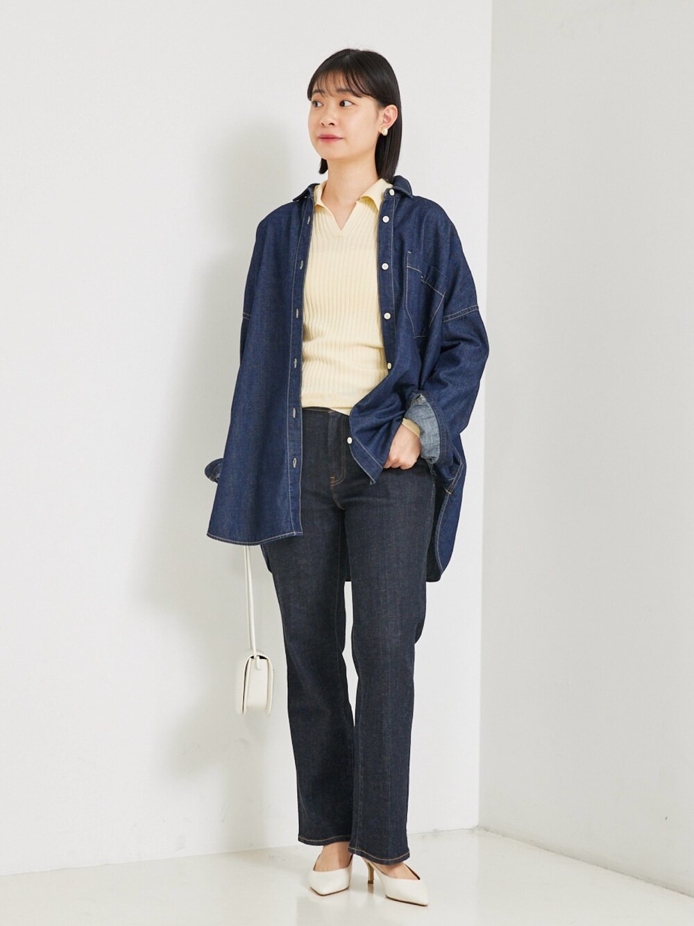 「ルージュ･ヴィフ ラクレ(Rouge vif la cle)、ルージュヴィフ、Rouge vif la cle(Rouge vif la cle)、Rougevif、デニム、デニムパンツ、デニムコーデ、大人カジュアル、大人コーデ、カジュアルコーデ、カジュアル、春コーデ、ニット、シャツ、シャツスタイル」｜「Rouge vifのNEW オーバーサイズデニムシャツ（シャツ/ブラウス、ブルー系）」を使った、くろさん（骨格ナチュラル・レディース・160cm）の冬コーディネートの1枚目の写真