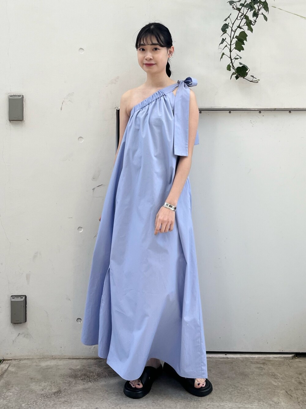 「ワンピース、ワンピーススタイル、リゾートスタイル、夏コーデ、きれいめカジュアル、シンプル、夏、お出かけコーデ、サンダル、サンダルコーデ、オトナカジュアル、ルージュ･ヴィフ ラクレ(Rouge vif la cle)、ルージュヴィフ、Rougevif、Rouge vif la cle(Rouge vif la cle)」｜「Rouge vifのワンショルダーワンピース（ワンピース、ブルー系）」を使った、くろさん（レディース・160cm）の夏コーディネートの1枚目の写真