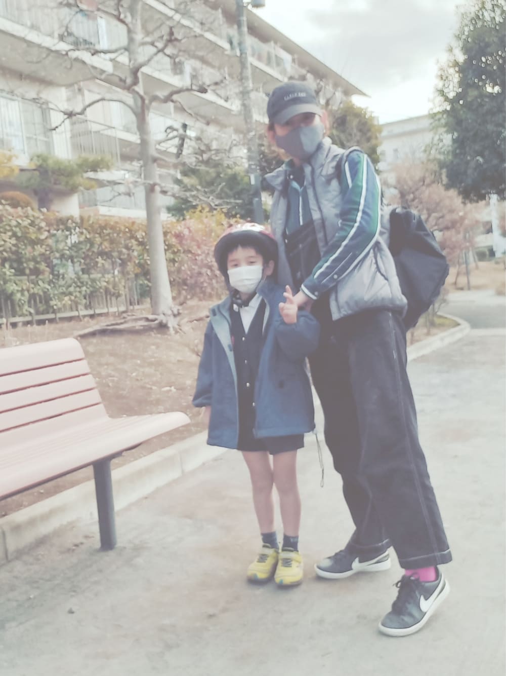 グリーン系のシャツ/ブラウス、ブラック系のサロペット/オーバーオール、ブラック系のスニーカーを着用したキッズの冬コーディネートの3枚目の写真