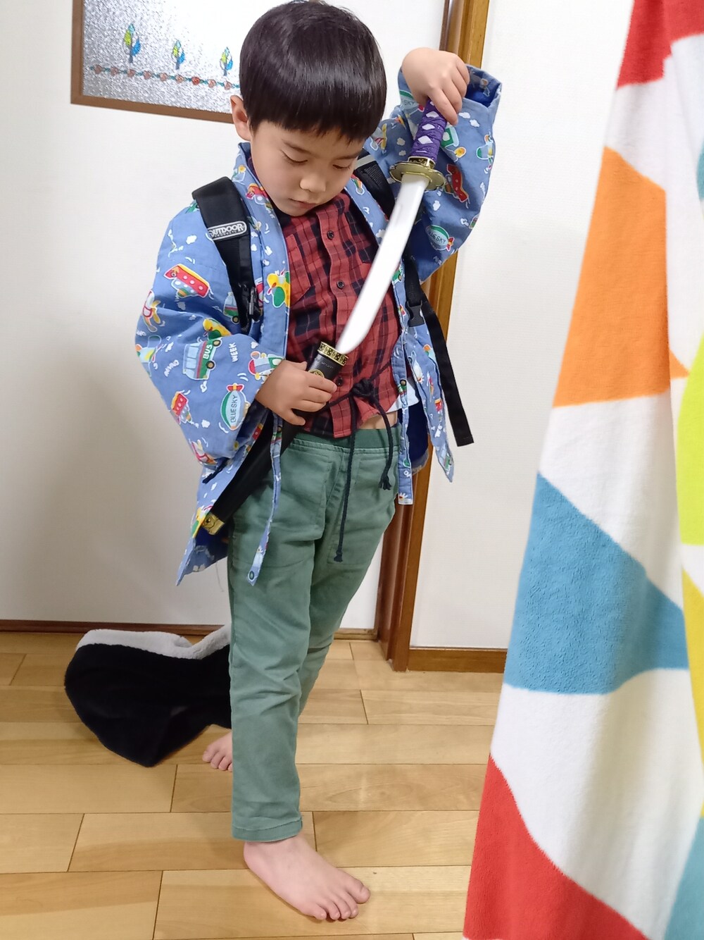 ブラック系のニット/セーター、ホワイト系のオールインワン・サロペット、ブラック系のバックパック/リュックを着用したレディースの冬コーディネートの4枚目の写真