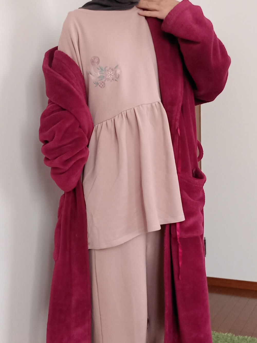 ピンク系のマスク、ピンク系のルームウェア/パジャマ、ピンク系の音楽/本・雑誌を着用したレディースの冬コーディネートの3枚目の写真