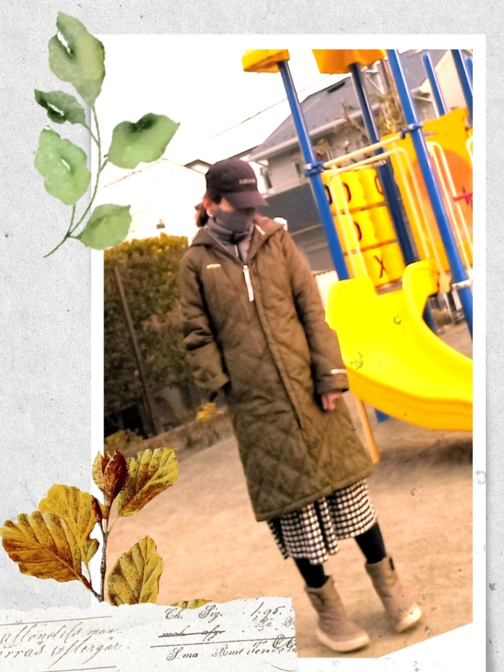 グリーン系のダウンジャケット/コート、ブラック系のワンピース、ベージュ系のブーツを着用したレディースの冬コーディネートの1枚目の写真