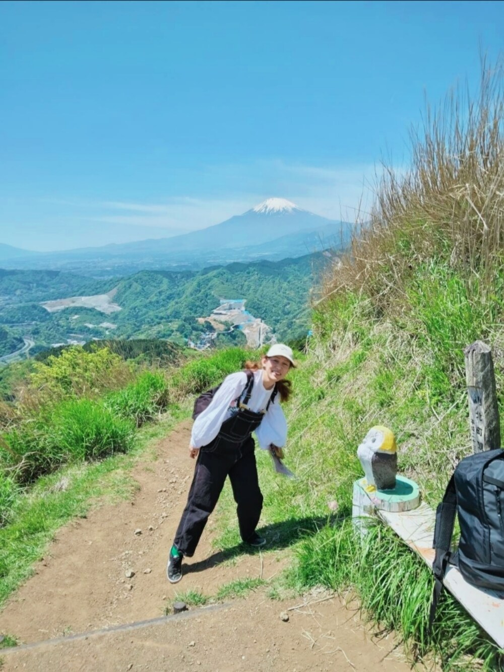 ホワイト系のシャツ/ブラウス、ブラック系のサロペット/オーバーオール、ブラック系のバックパック/リュックを着用したレディースの春コーディネートの1枚目の写真