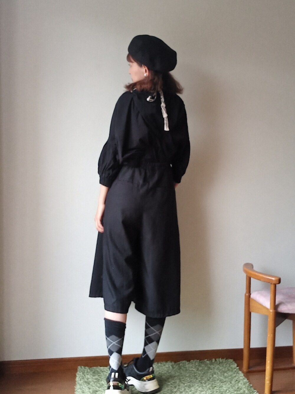 ブラック系のサロペット/オーバーオール、ブラック系のスニーカー、ブラック系のTシャツ/カットソーを着用したレディースの夏コーディネートの1枚目の写真