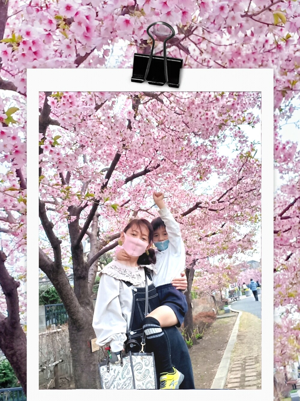 ベージュ系のシャツ/ブラウス、イエロー系のスニーカー、ベージュ系のショルダーバッグを着用したレディースの春コーディネートの1枚目の写真