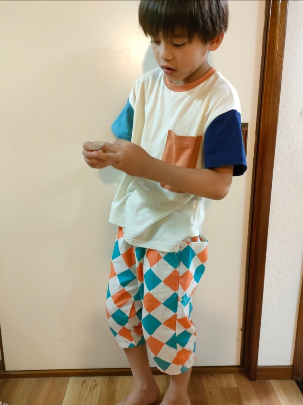 その他のその他パンツ、ホワイト系のTシャツ/カットソーを着用したキッズの夏コーディネートの1枚目の写真