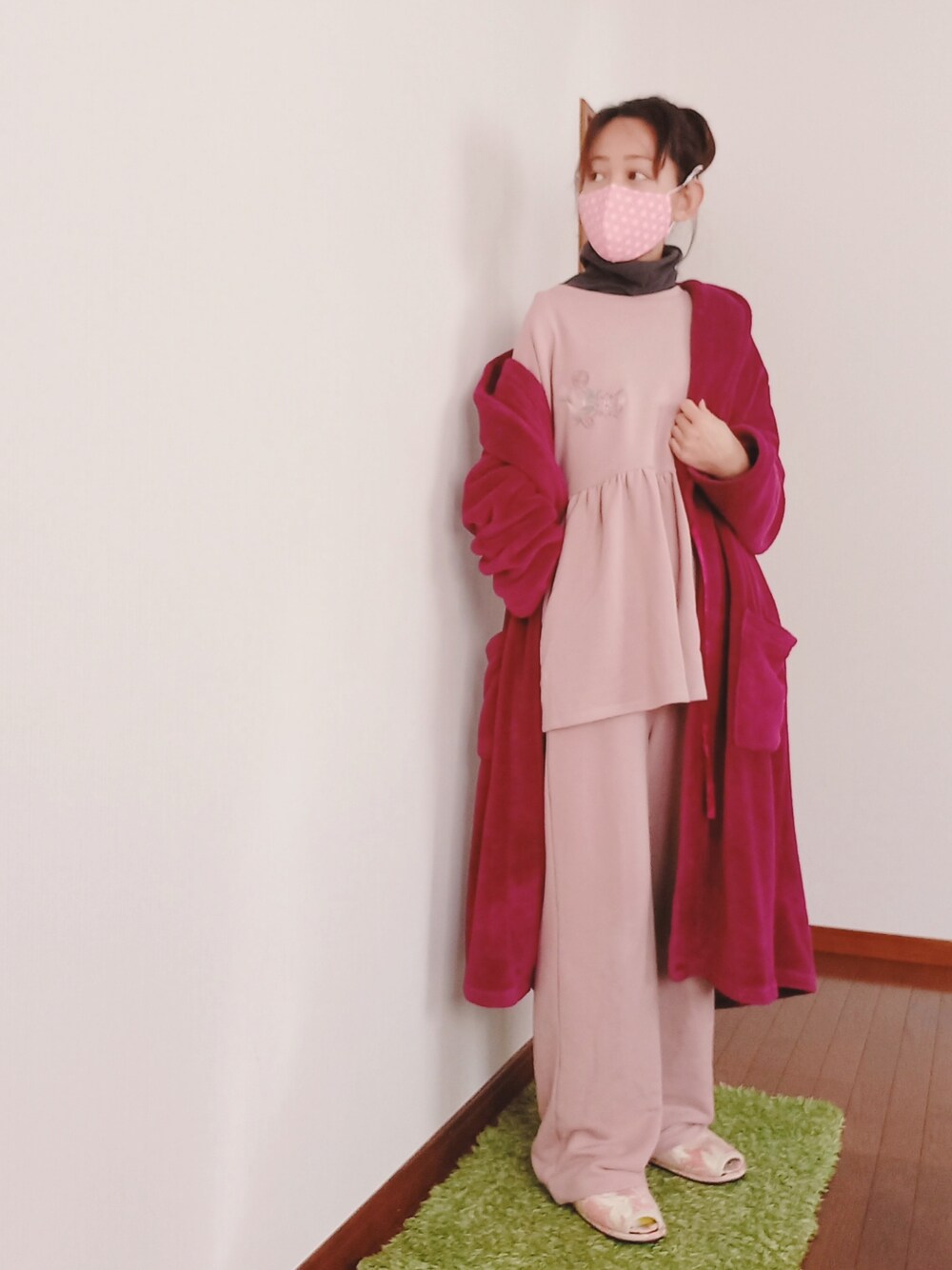 ピンク系のマスク、ピンク系のルームウェア/パジャマ、ピンク系の音楽/本・雑誌を着用したレディースの冬コーディネートの2枚目の写真