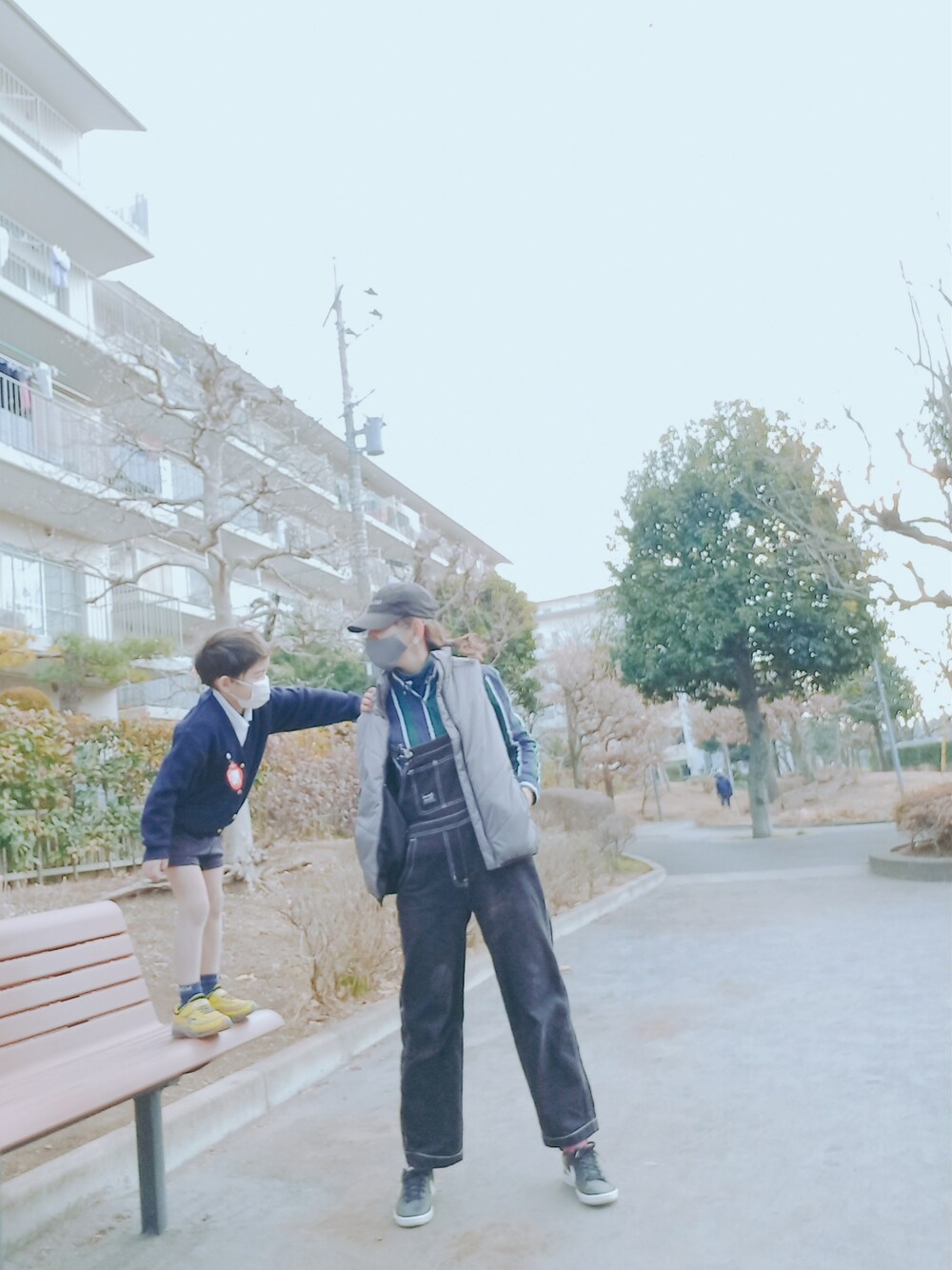 グリーン系のシャツ/ブラウス、ブラック系のサロペット/オーバーオール、ブラック系のスニーカーを着用したキッズの冬コーディネートの2枚目の写真