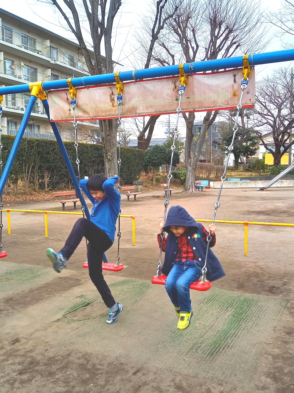 ブルー系のダウンベスト、ブルー系のTシャツ/カットソー、レッド系のシャツ/ブラウスを着用したキッズの冬コーディネートの5枚目の写真