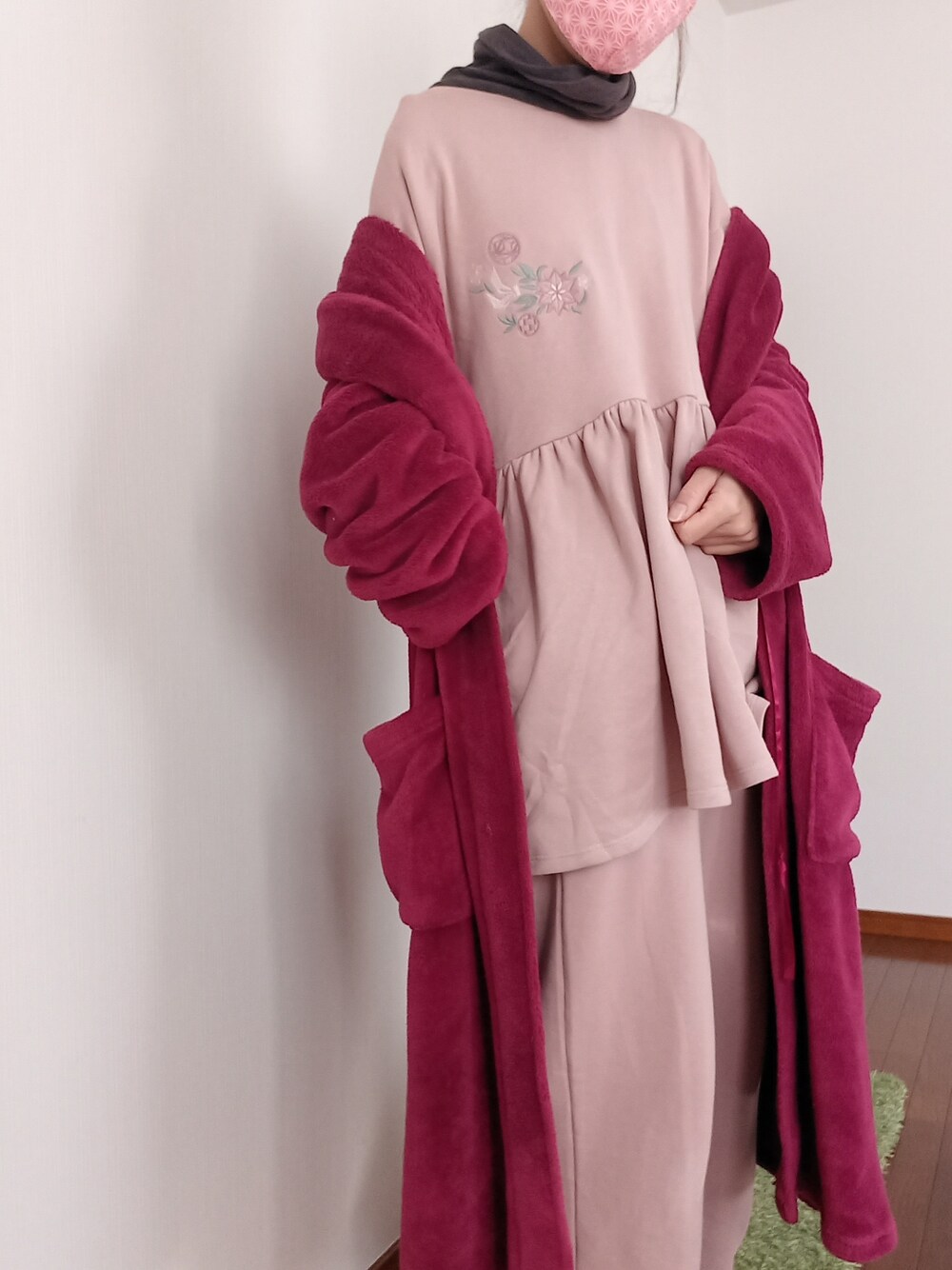 ピンク系のマスク、ピンク系のルームウェア/パジャマ、ピンク系の音楽/本・雑誌を着用したレディースの冬コーディネートの4枚目の写真