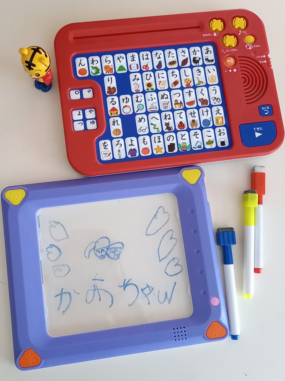 ホワイト系のワンピース、ブルー系のデニムパンツ、その他のマフラーを着用したレディースの冬コーディネートの3枚目の写真