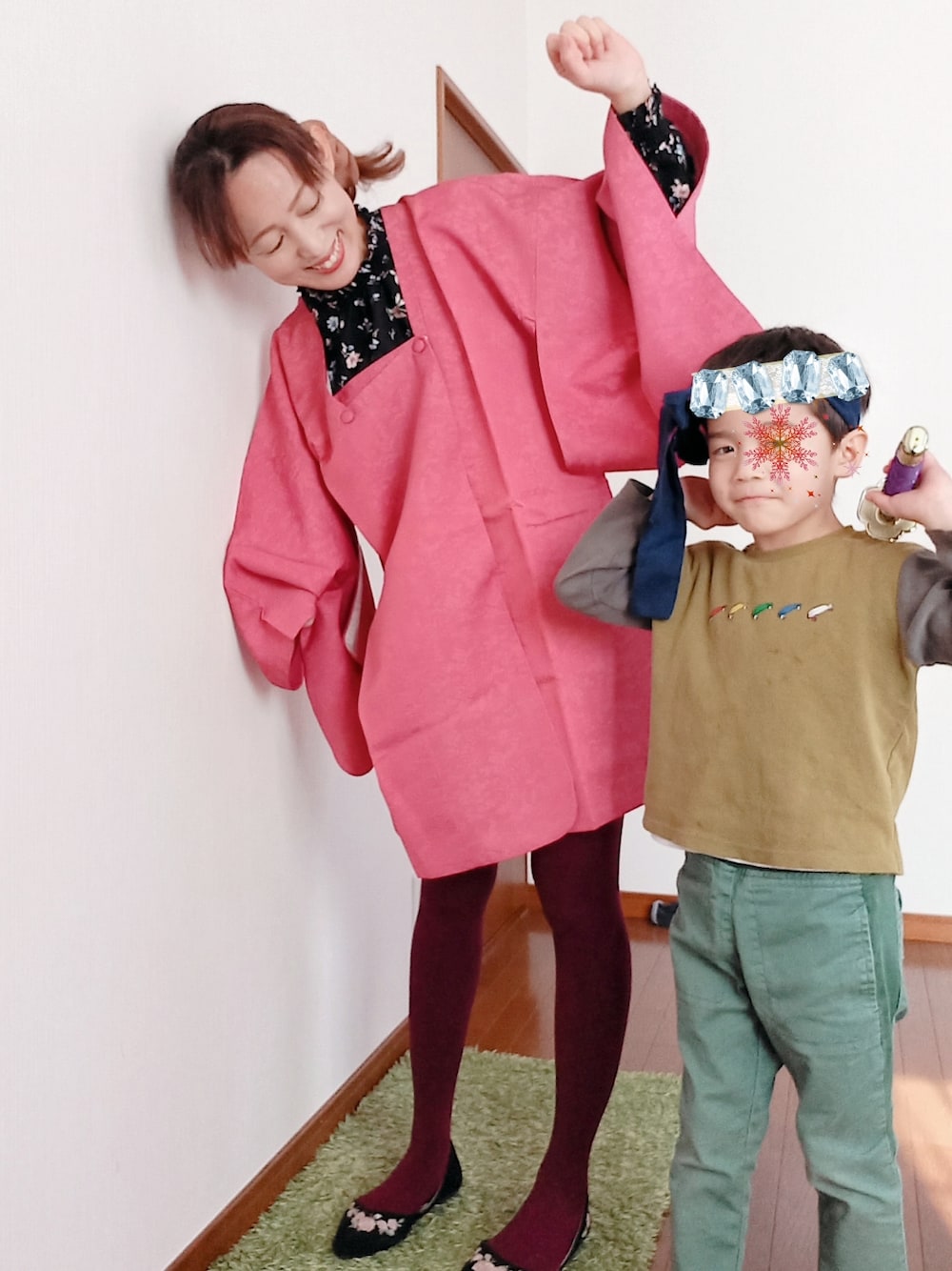 ブラック系のシャツ/ブラウス、ブラック系のパンプス、グリーン系のトップスを着用したキッズの冬コーディネートの2枚目の写真