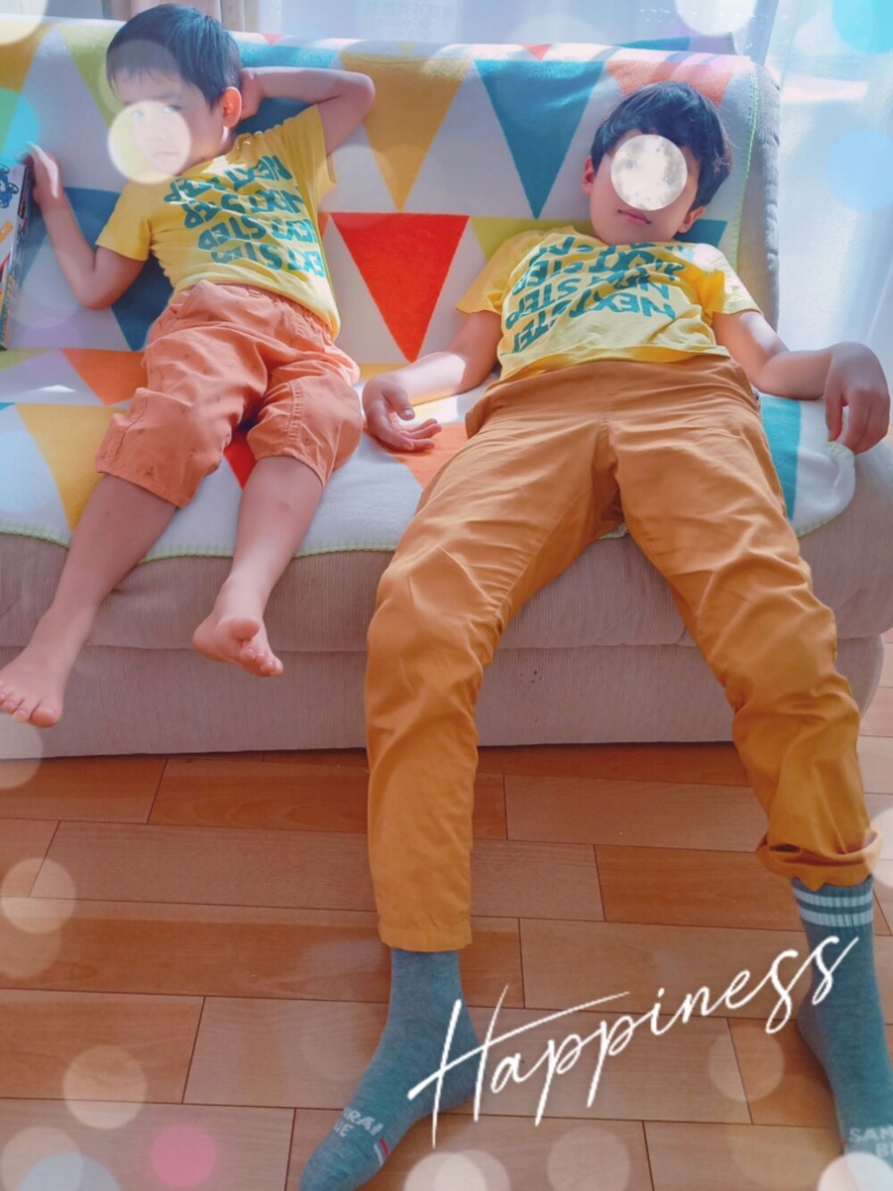イエロー系のTシャツ/カットソー、オレンジ系のパンツ、イエロー系のその他パンツを着用したキッズの夏コーディネートの1枚目の写真