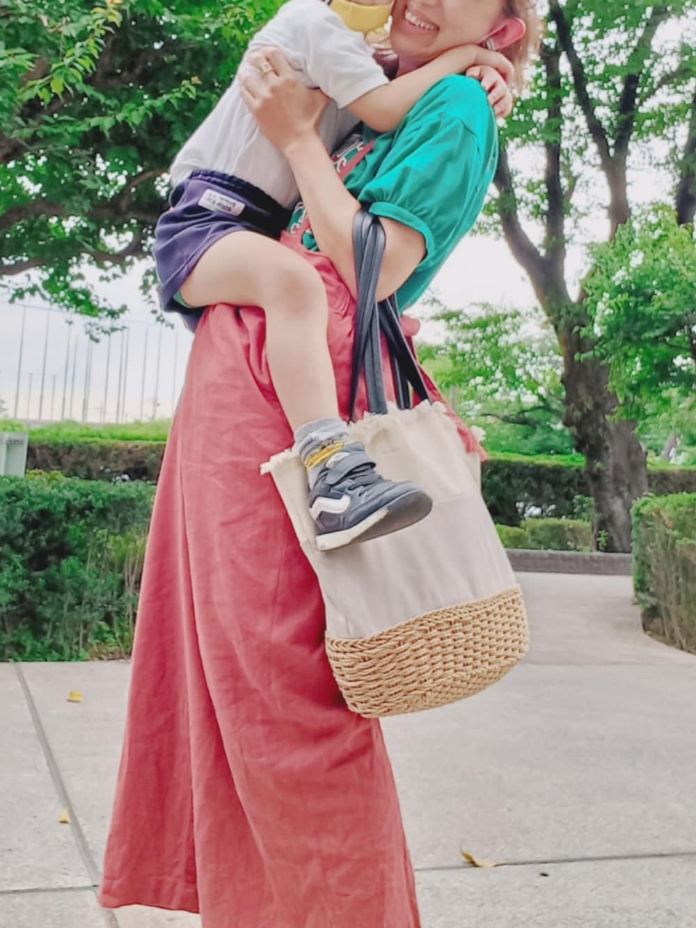 シルバー系のかごバッグ、グリーン系のTシャツ/カットソー、オレンジ系のその他パンツを着用したキッズの夏コーディネートの1枚目の写真