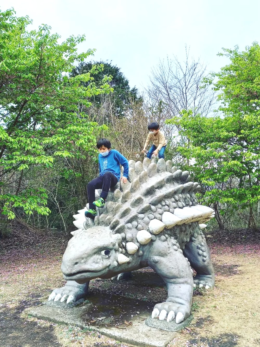 ピンク系のシャツ/ブラウス、ホワイト系のシャツ/ブラウス、ブラック系のスニーカーを着用したレディースの春コーディネートの4枚目の写真