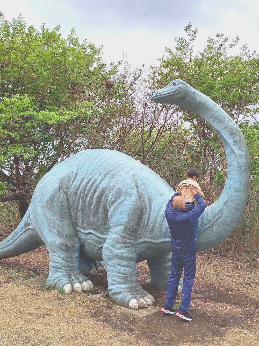 ピンク系のシャツ/ブラウス、ホワイト系のシャツ/ブラウス、ブラック系のスニーカーを着用したレディースの春コーディネートの3枚目の写真