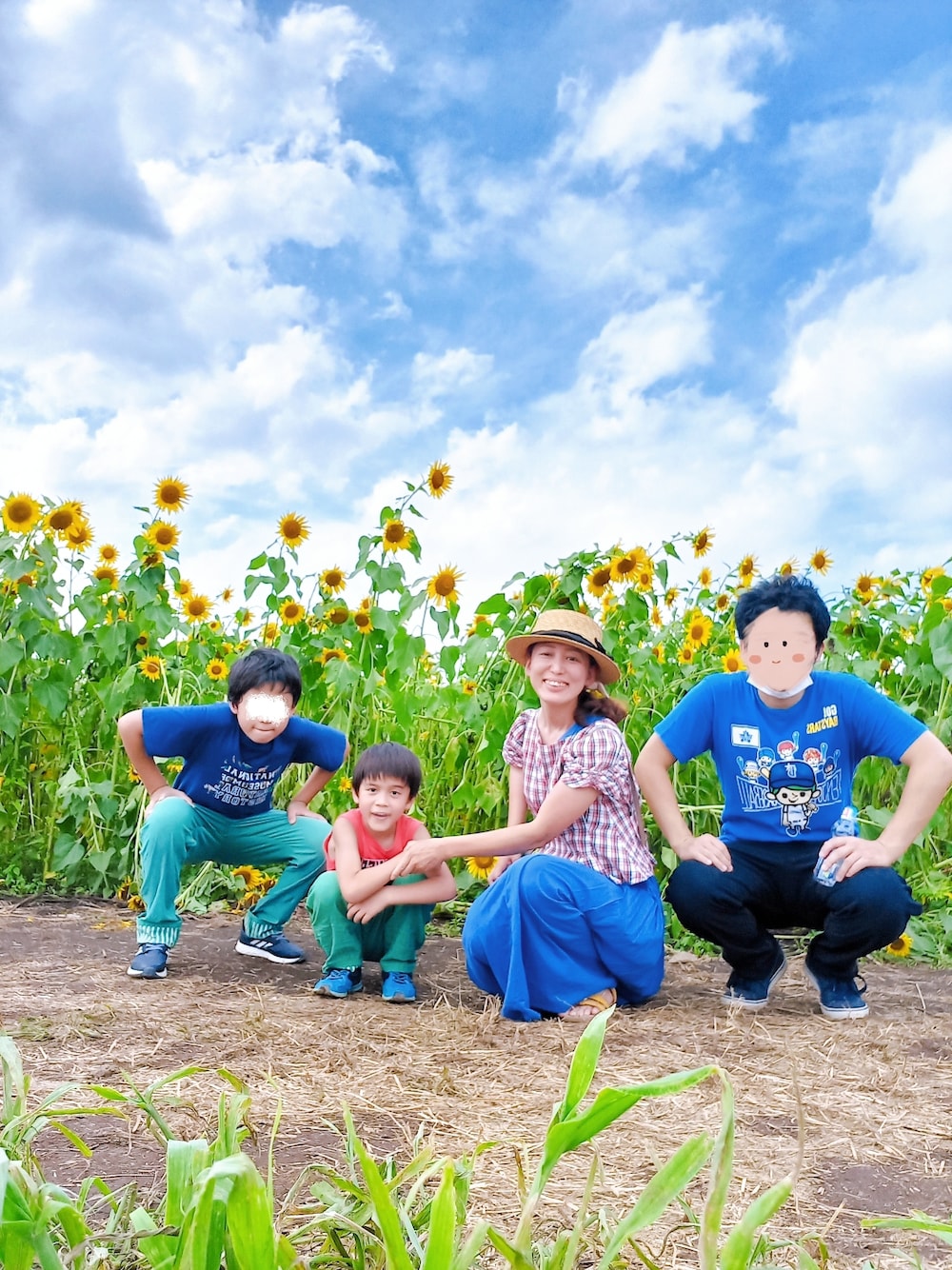 レッド系のシャツ/ブラウス、ブルー系のワンピース、ブルー系のTシャツ/カットソーを着用したキッズの夏コーディネートの1枚目の写真