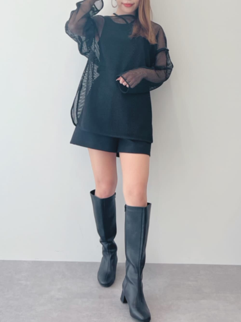 グリーン系のブーツ、ブラック系のTシャツ/カットソー、ブラック系のその他パンツを着用したレディースの春コーディネートの1枚目の写真