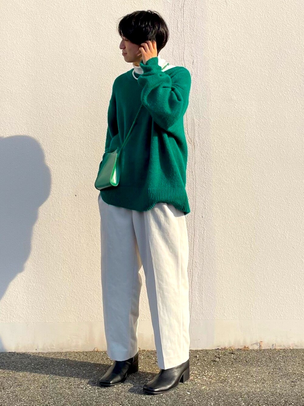 グリーン系のカーディガン/ボレロ、ホワイト系のその他トップス、ホワイト系のスラックスを着用したメンズの秋コーディネートの1枚目の写真