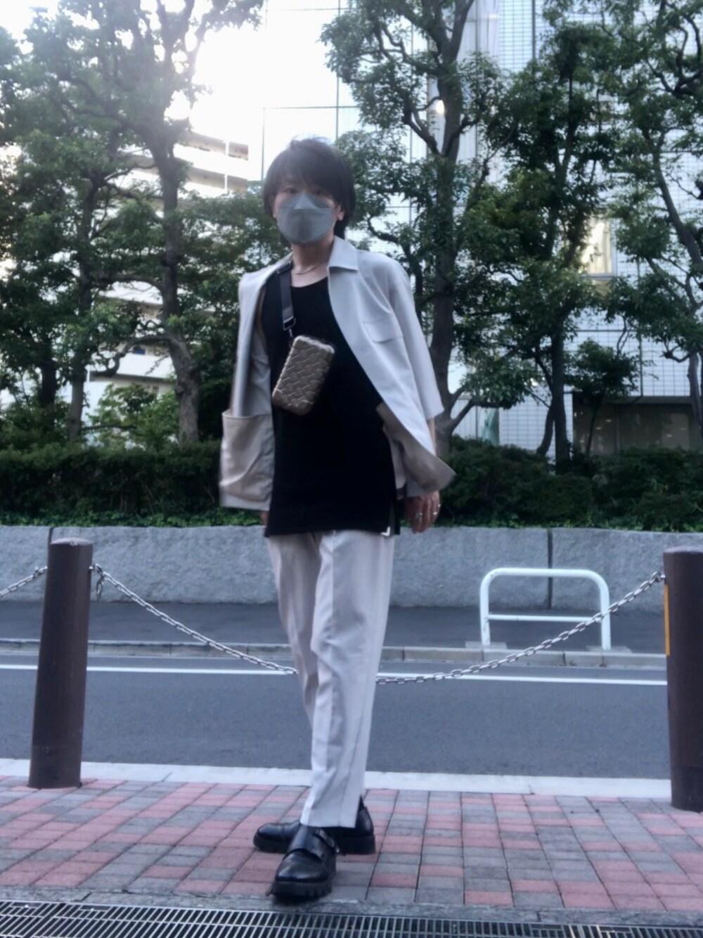 ゴールド系のバッグ、ブラック系のタンクトップ、グレー系のシャツ/ブラウスを着用したメンズの夏コーディネートの1枚目の写真