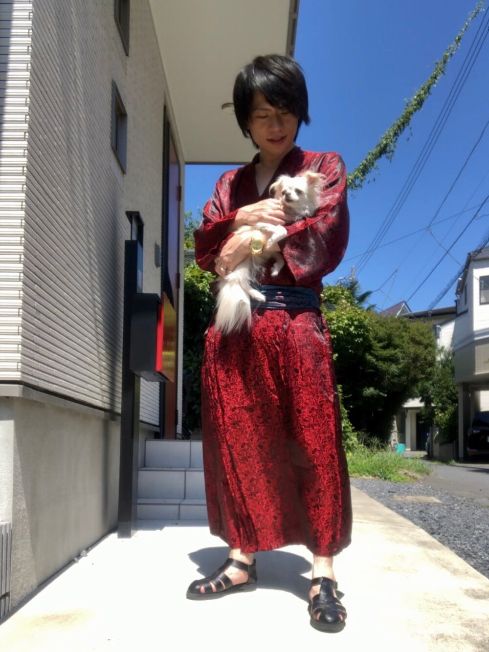 ブラック系のサンダル、レッド系の浴衣、ゴールド系のアナログ腕時計を着用したメンズの夏コーディネートの1枚目の写真