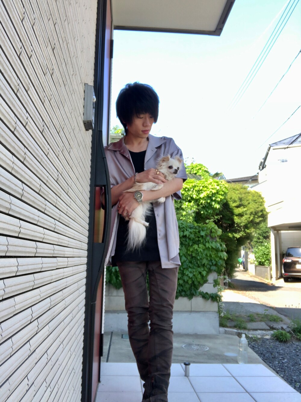 シルバー系のシャツ/ブラウス、ブラック系のタンクトップ、ブラック系のパンツを着用したメンズの春コーディネートの1枚目の写真